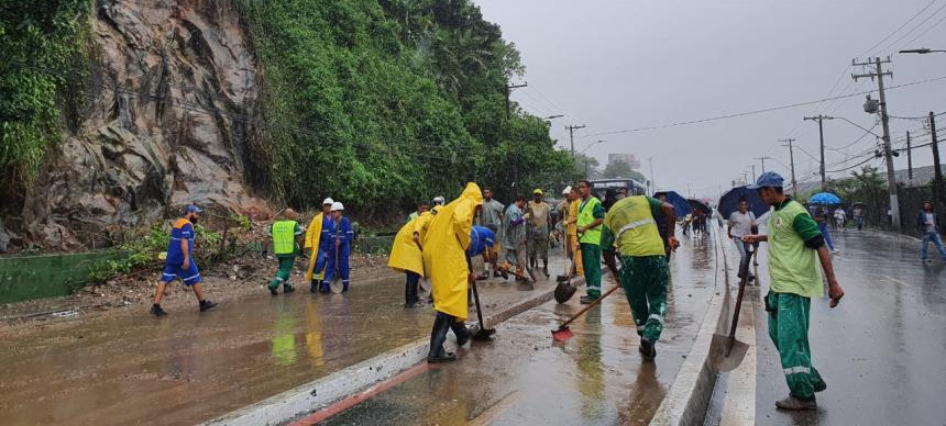 Chuva recorde provoca o caos na Baixada Santista