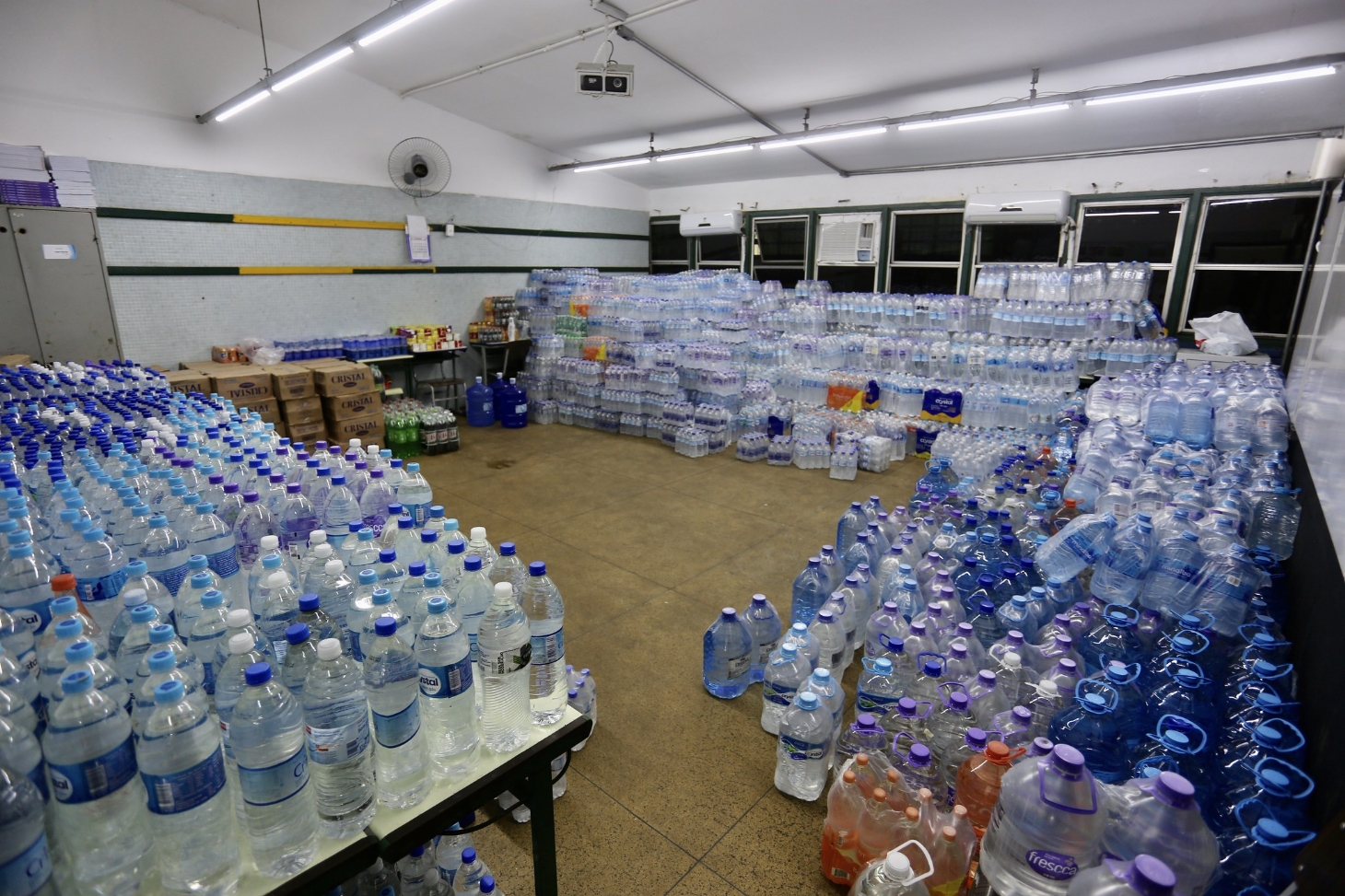 Corrente de solidariedade arrecada mantimentos em Guarujá