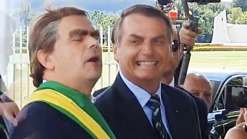 Bolsonaro brinca em momento que exige seriedade | Jornal da Orla