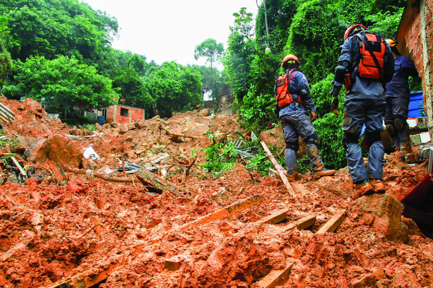 Buscas por vítimas continuam em Guarujá