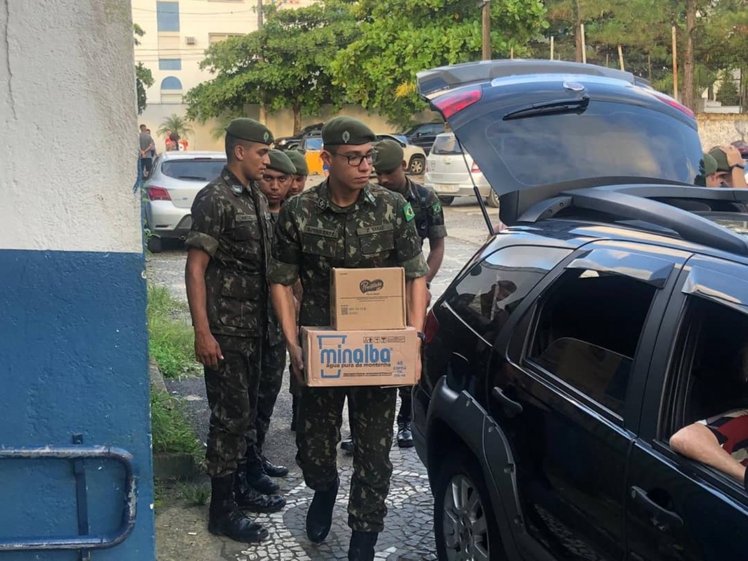 Militares do Exército ajudam na distribuição de itens de ajuda humanitária na Baixada Santista