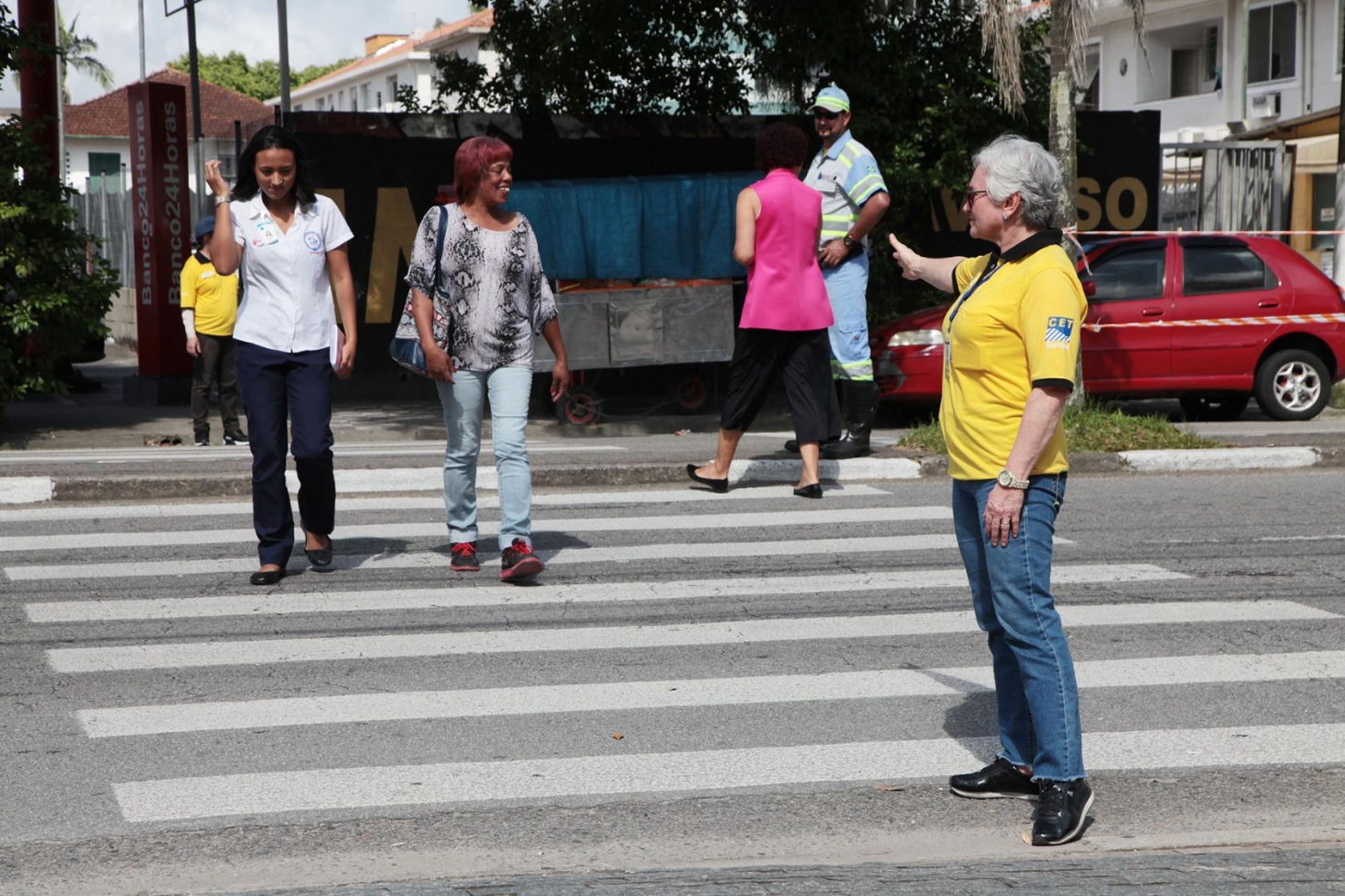 Ação do Faixa Viva é realizada em avenida de Santos