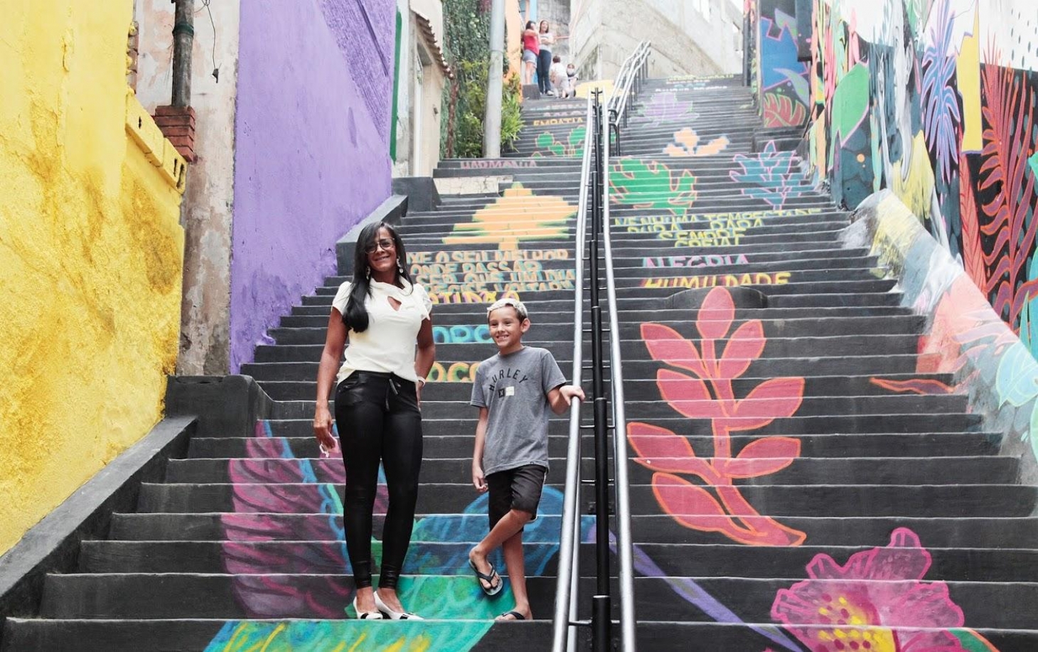 Escadaria reformada em morro de Santos ganha decoração especial