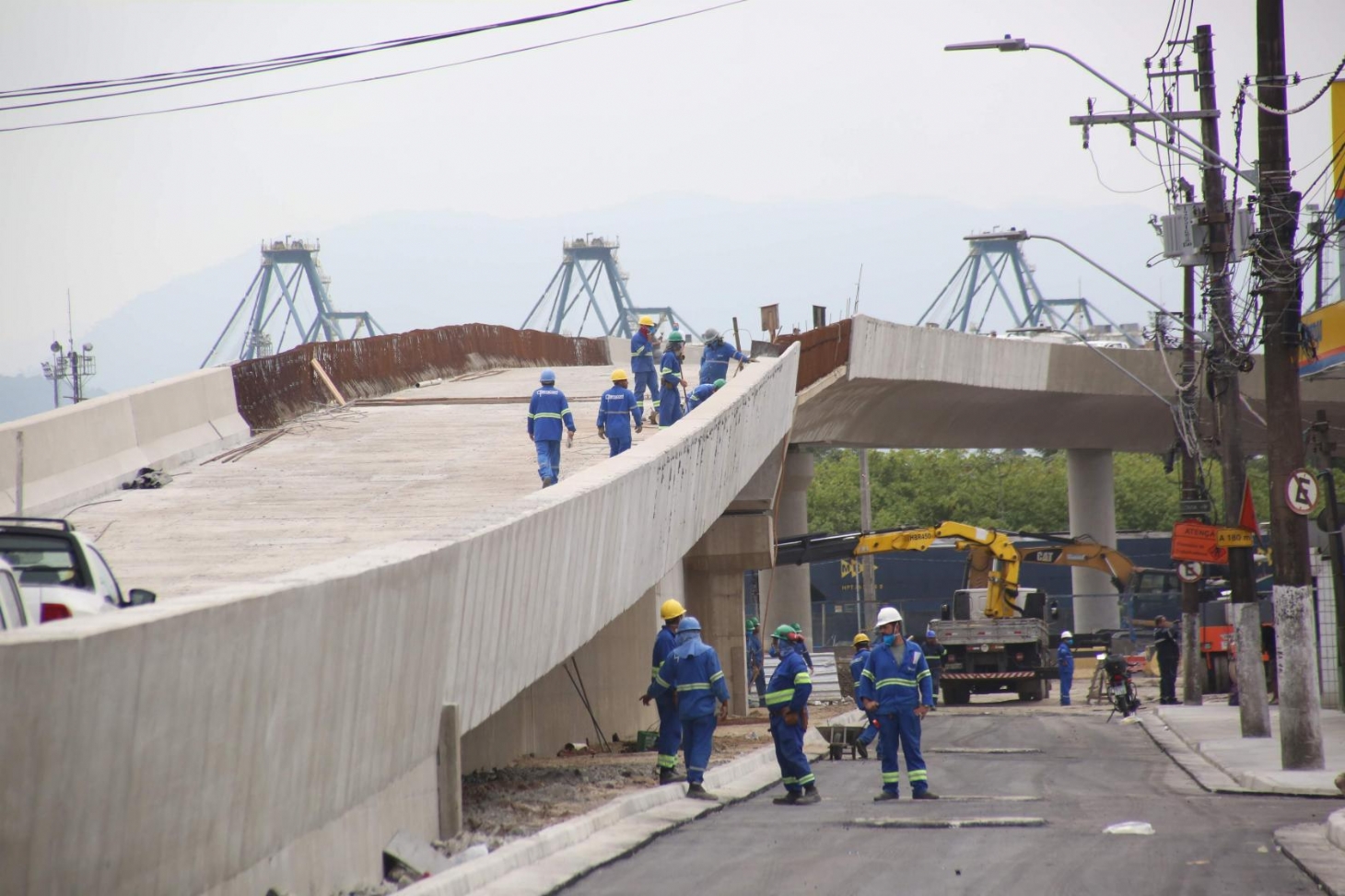 Obras do viaduto na Nova Entrada de Santos estão na fase final