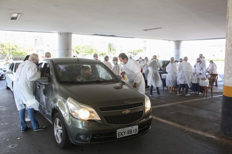 Vacinação volta a ser aplicada em sistema drive thru em Santos | Jornal da Orla