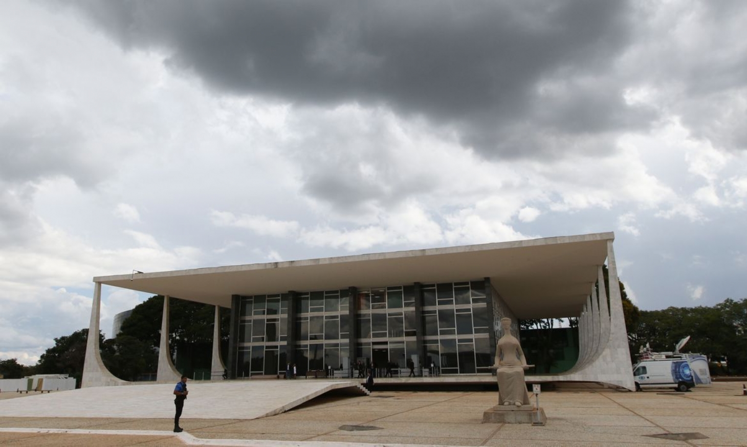 Governadores e prefeitos podem definir serviços essenciais na pandemia, autoriza STF