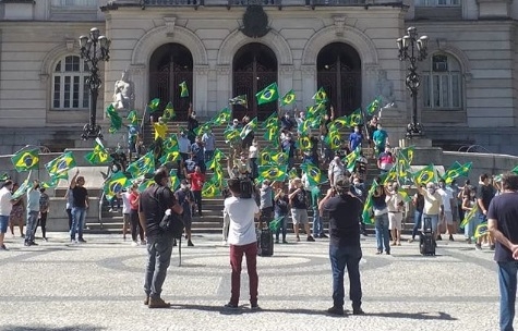 Comerciantes protestam em frente à prefeitura de Santos