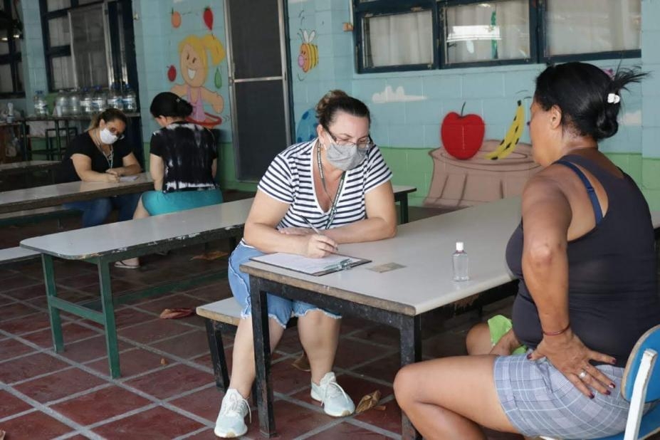 Vítimas de incêndio recebem atendimento em Santos