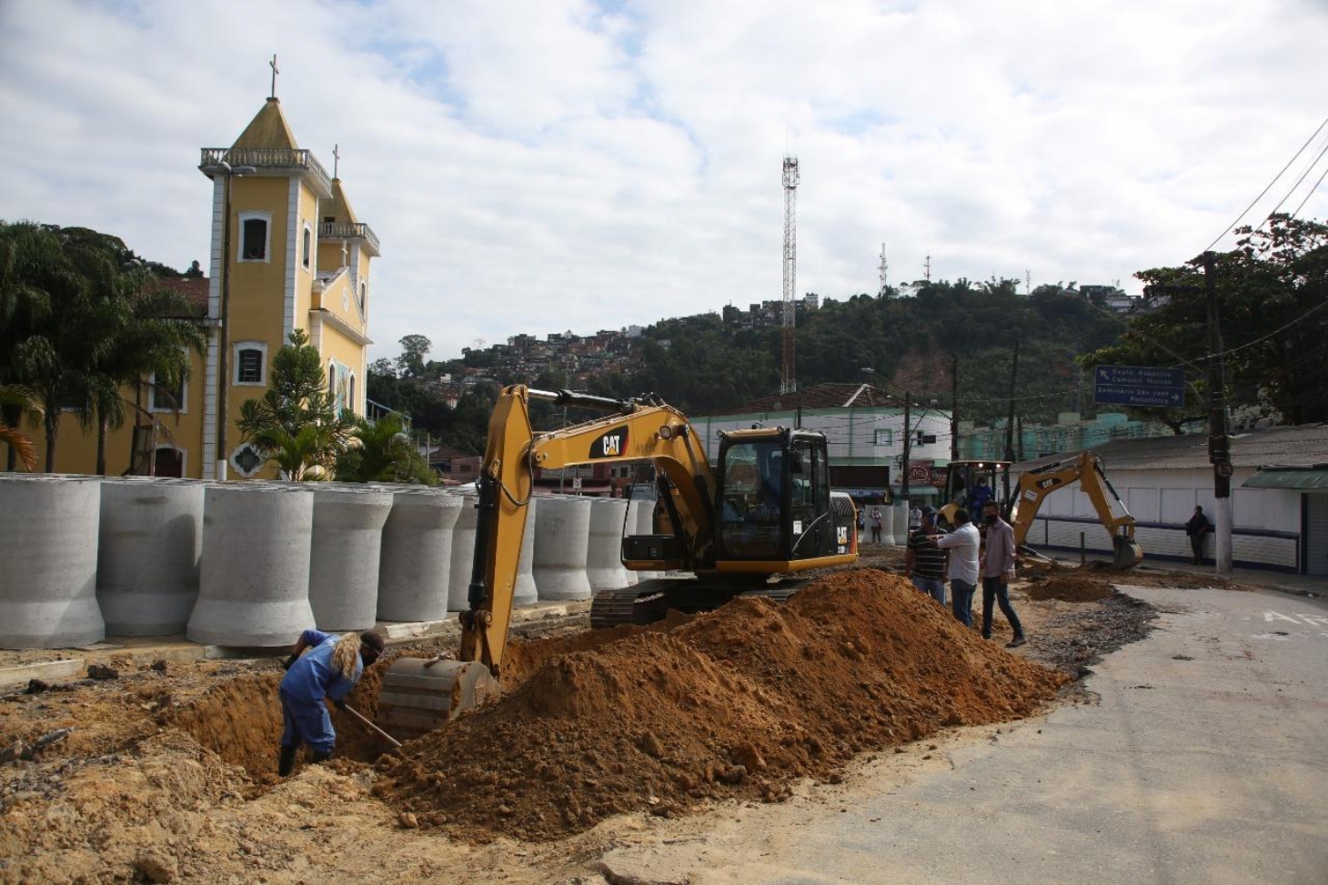 Começa a construção de nova drenagem em morro de Santos