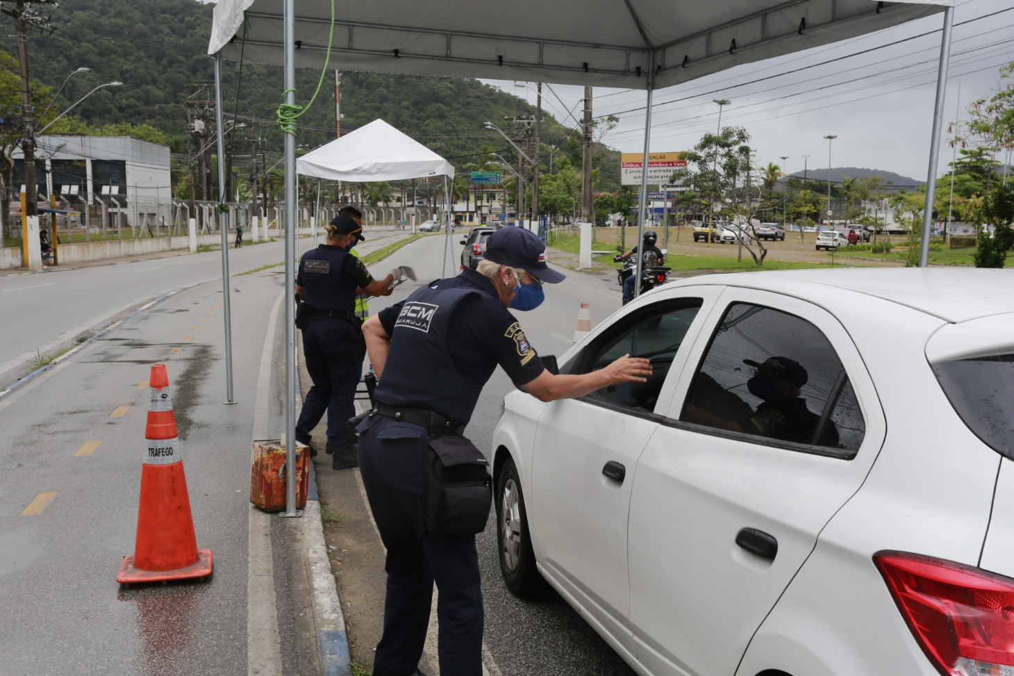 Bloqueios impedem acesso de mais de 1.500 veículos no feriado de Tiradentes em Guarujá
