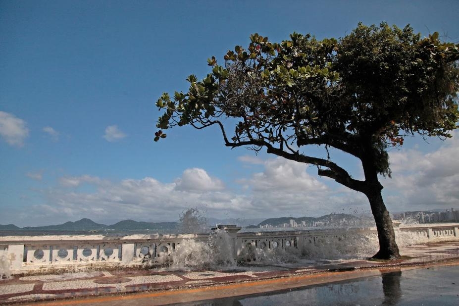 Defesa Civil reforça alerta para ressaca com previsão de chuva para esta terça na região