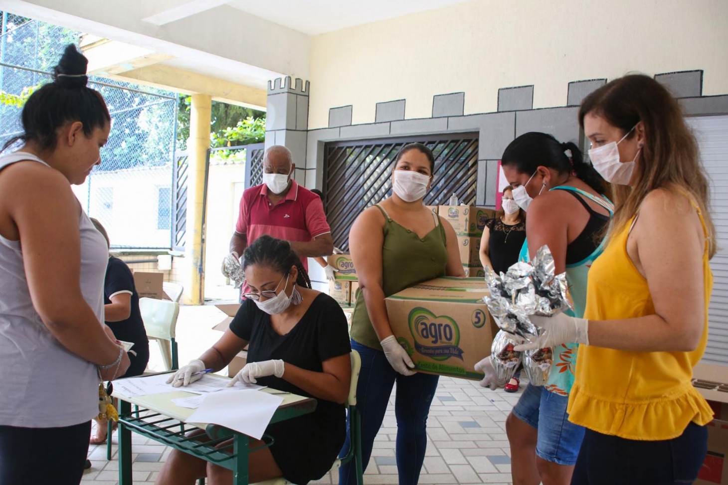 Famílias de Santos começam a receber cestas básicas