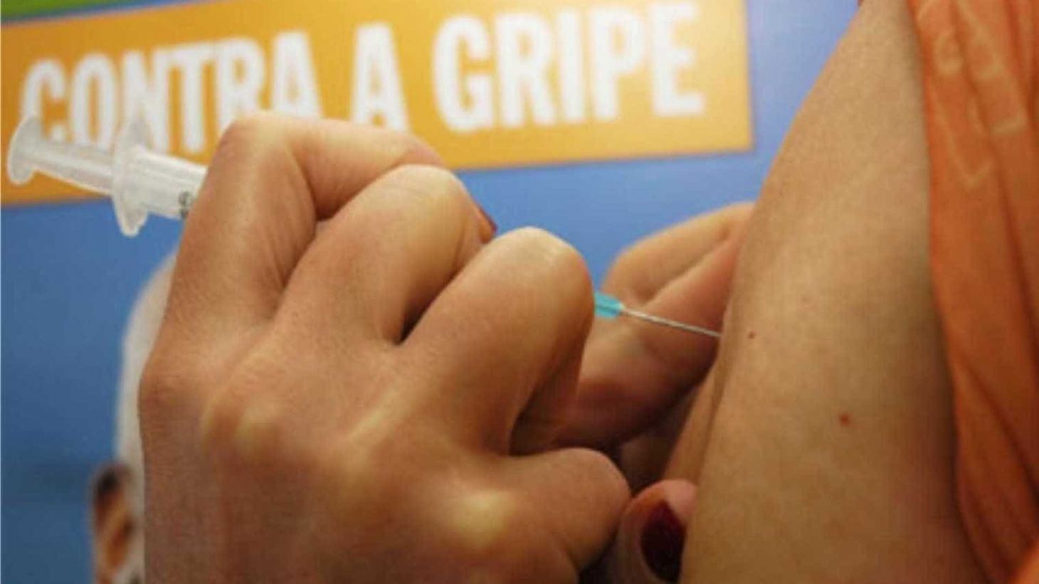 São Vicente: Vacinação contra a gripe imuniza quase 1,5 mil pessoas na segunda-feira | Jornal da Orla