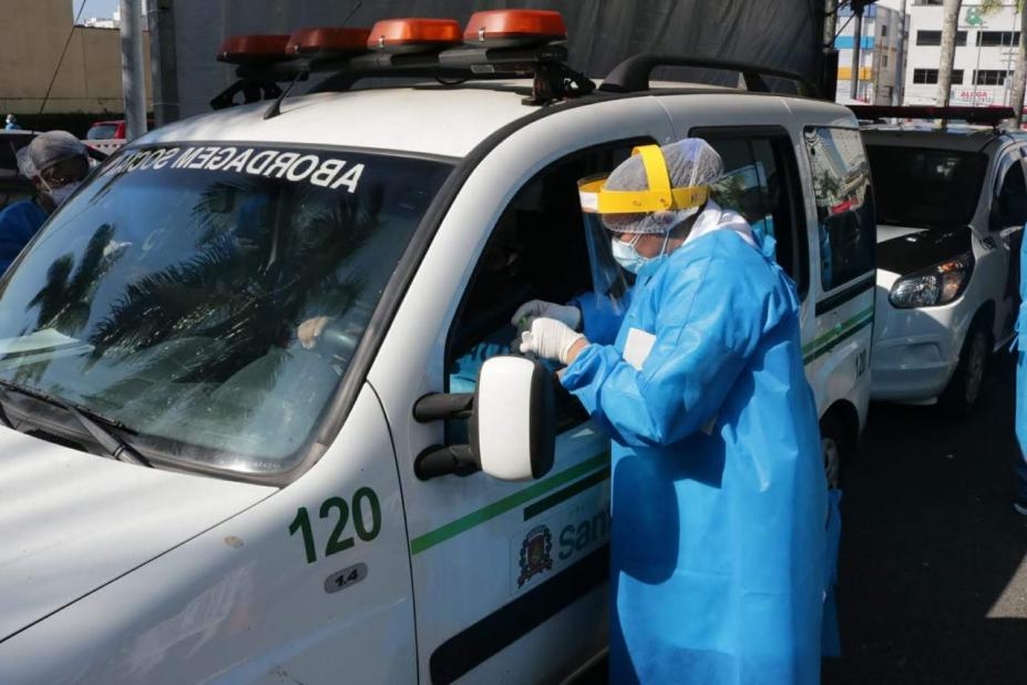 Drive thru para testagem em Santos termina com 36 resultados positivos para covid-19