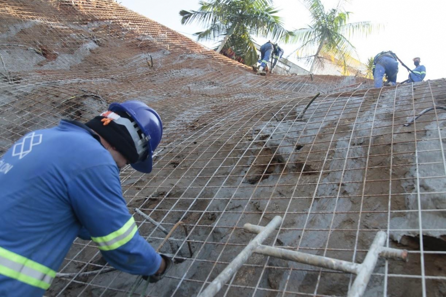 Avançam as obras emergenciais em morro de Santos