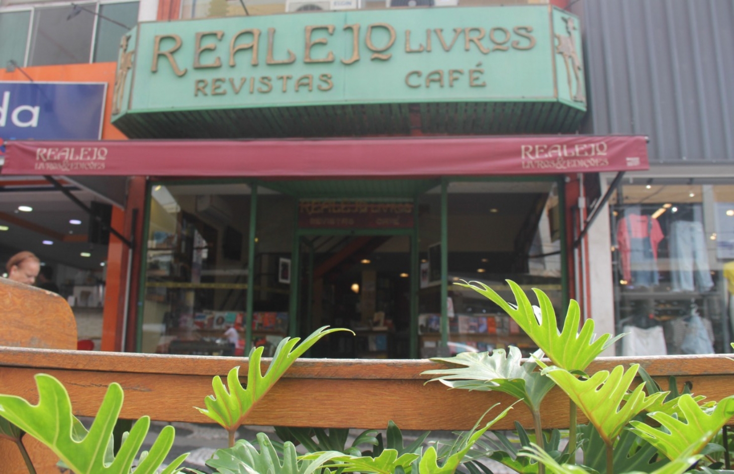 Tradicional livraria de rua em Santos, Realejo completa 19 anos | Jornal da Orla