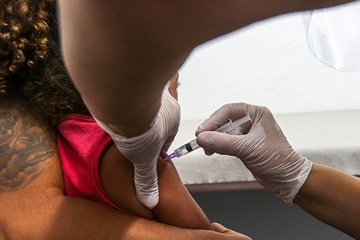 Praia Grande atinge 80 mil vacinados contra a gripe e se aproxima da meta | Jornal da Orla