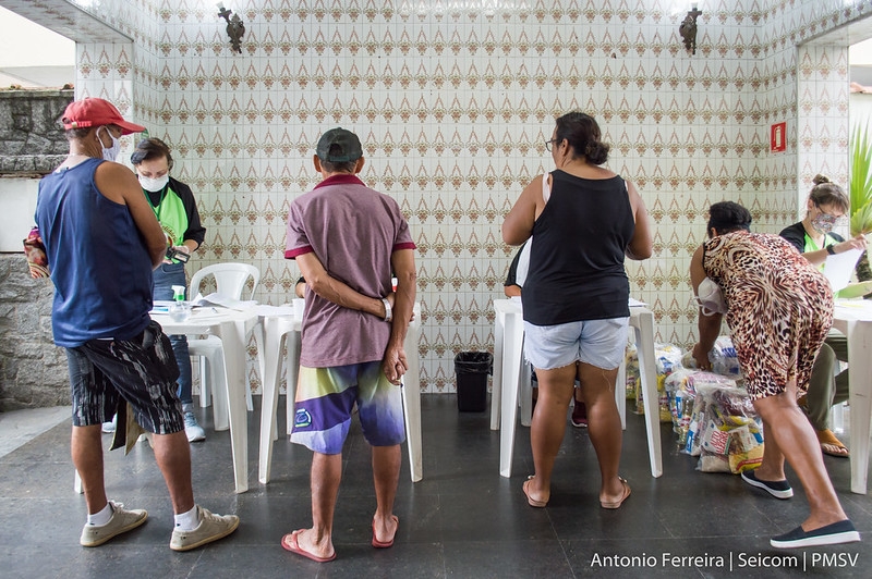 Quarentena Solidária entrega mais de 70 kits de alimentos em São Vicente | Jornal da Orla