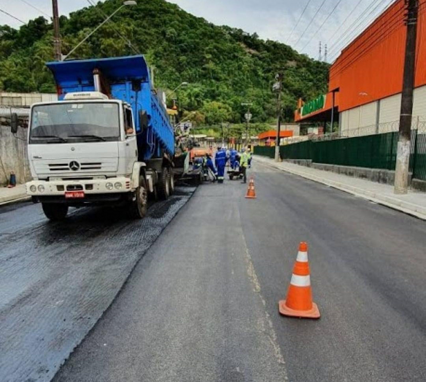 Rua na entrada de Santos recebe nova pavimentação e melhorias em calçadas