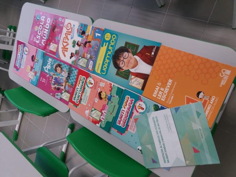 Escolas em Santos retornam às atividades com entrega de material didático