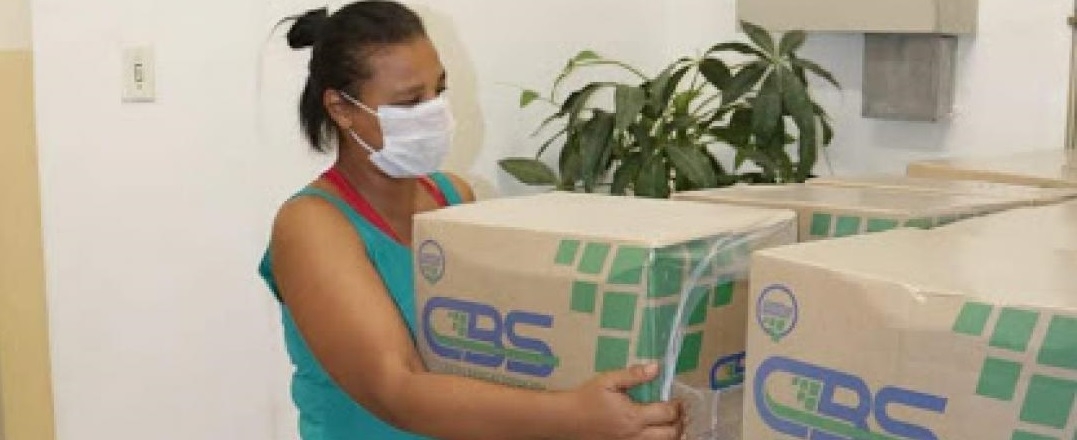 Famílias de alunos de mais sete escolas de Santos recebem cestas básicas