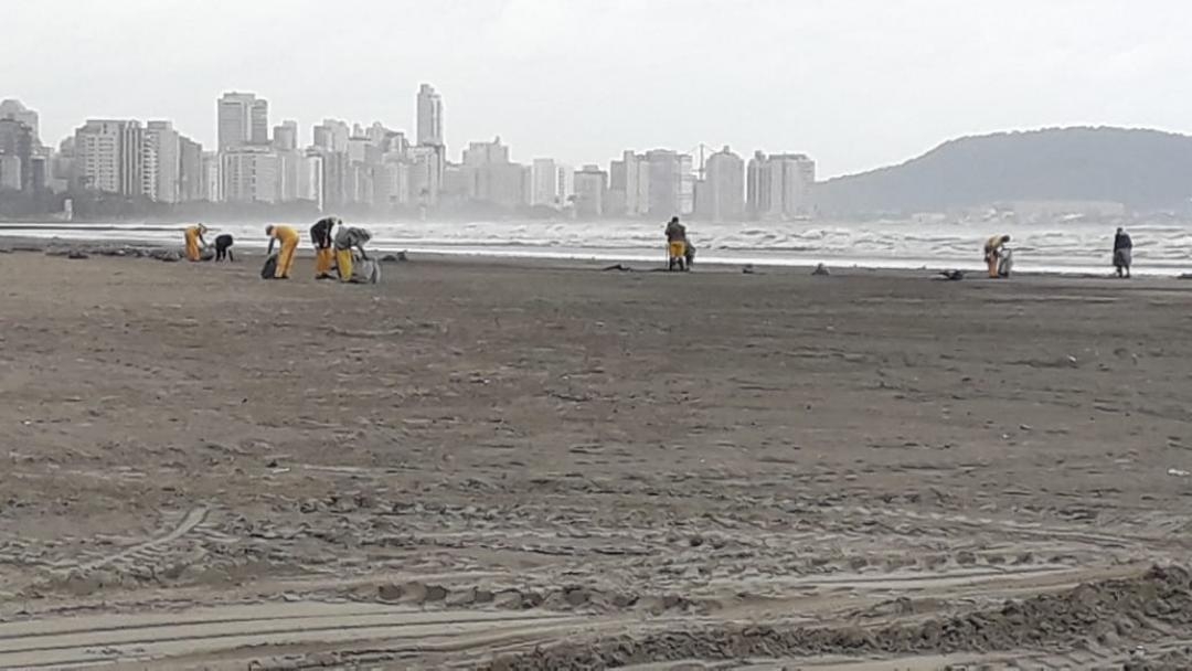 Limpeza da orla e canais tem início após ressaca em Santos