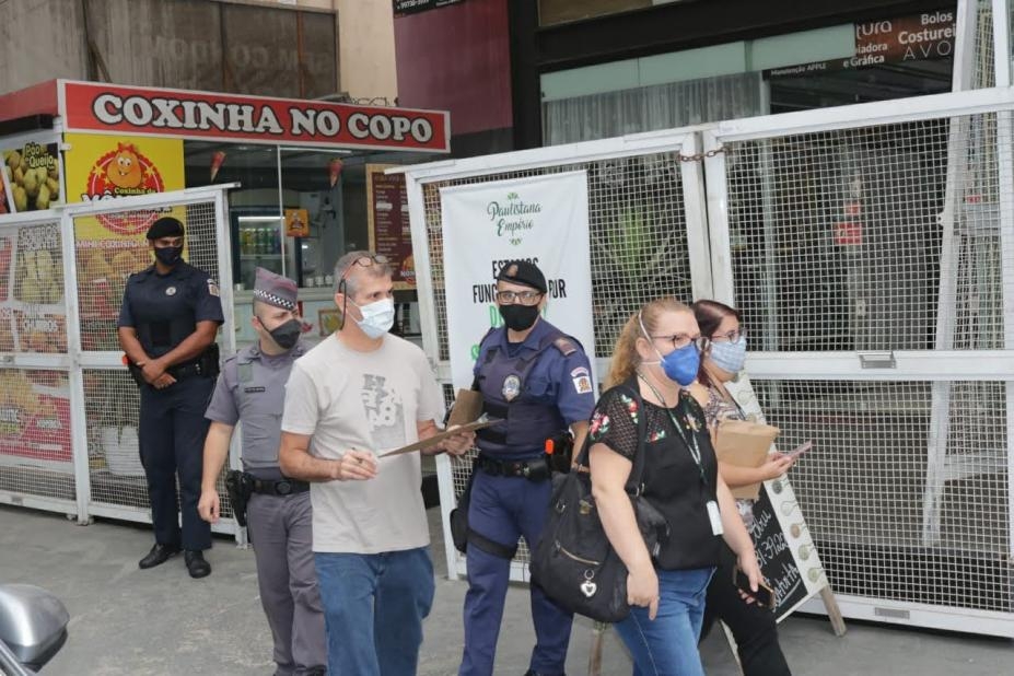 Fiscalização fecha salão de beleza e autua quatro comércios em Santos
