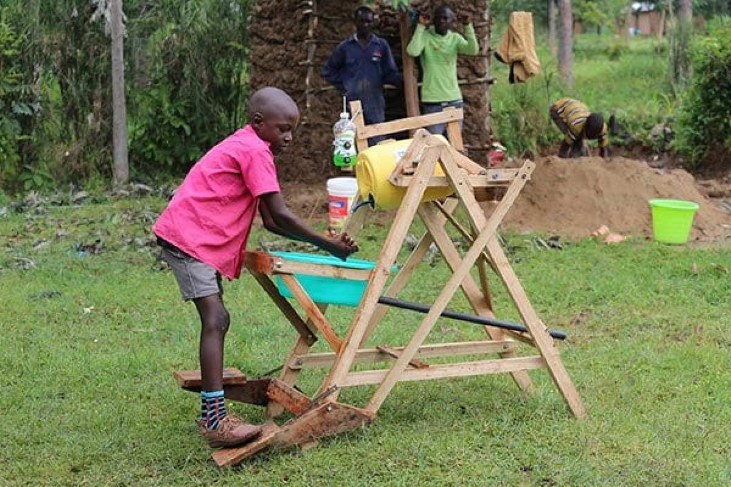 Contra Covid-19, queniano de 9 anos cria máquina de lavar as mãos