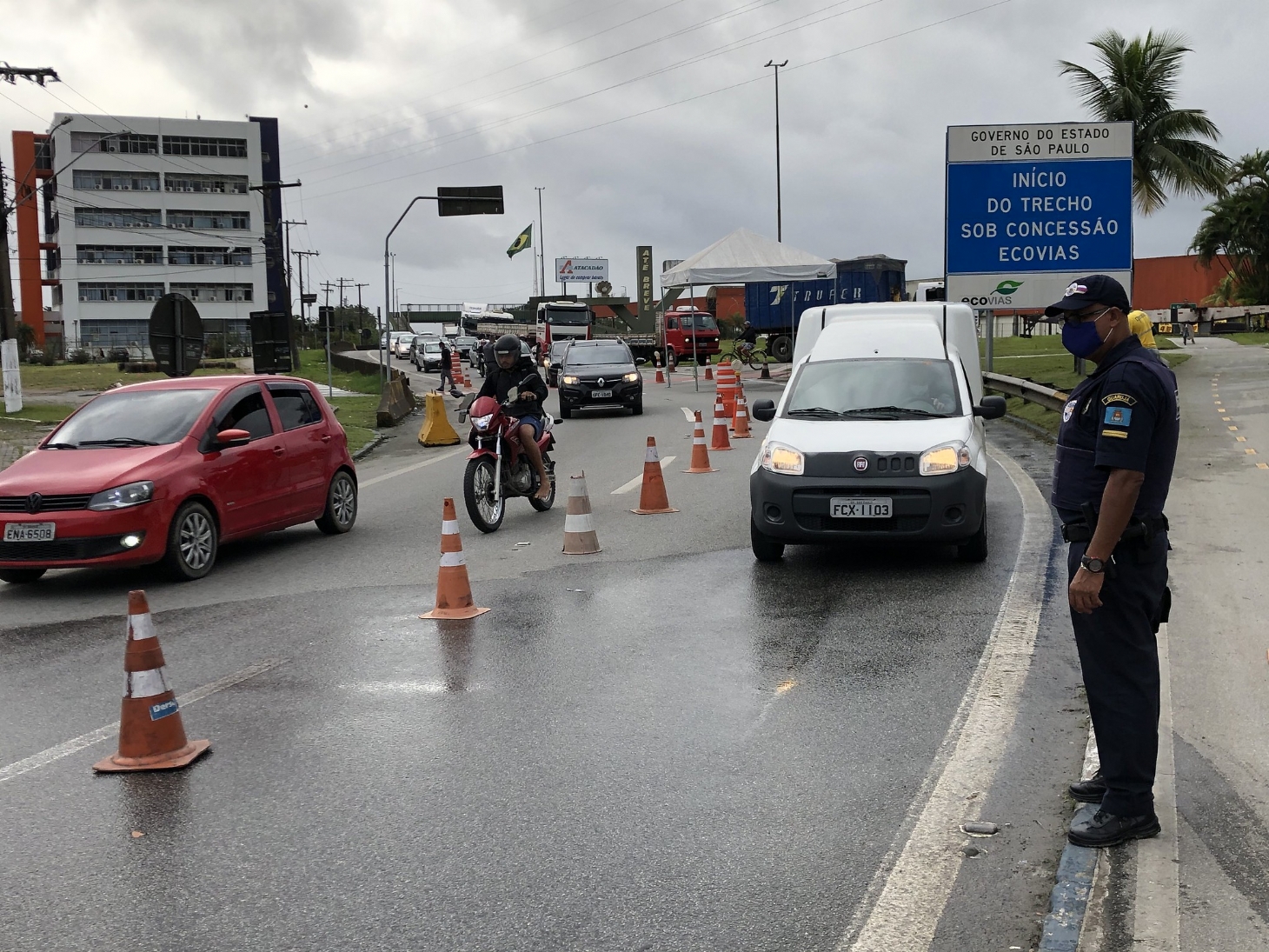 Mais de dois mil veículos são impedidos de entrar em Guarujá durante feriadão