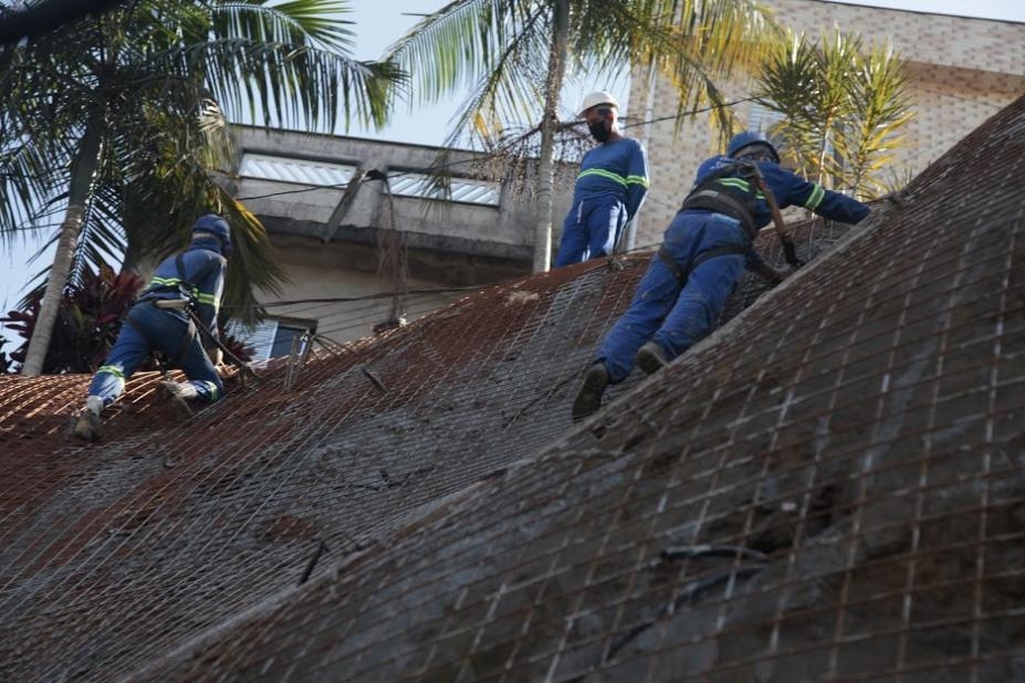 Avançam obras para estabilizar encostas em Santos