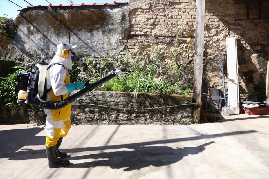 Ação contra chikungunya pulveriza 48 imóveis no Valongo em Santos