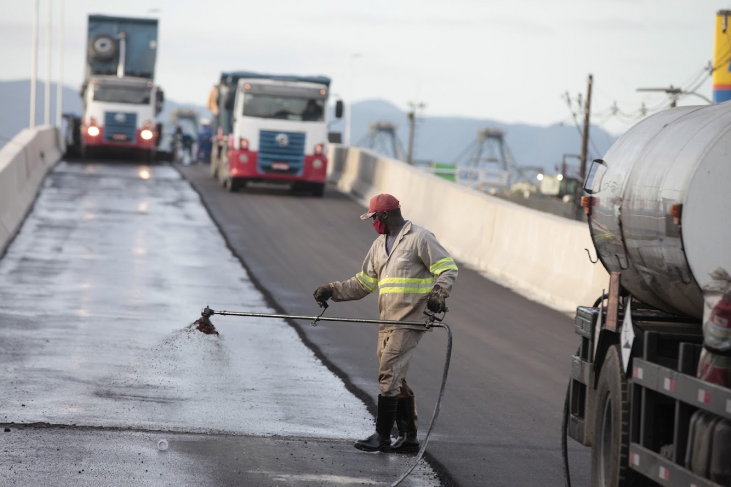 Concluída pavimentação do viaduto em curva da entrada da Cidade