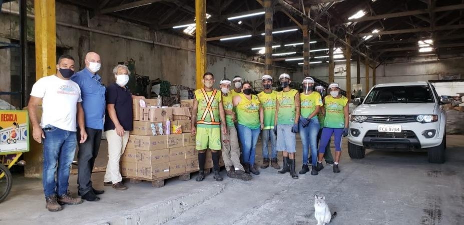 Campanha entrega alimentos e itens de higiene a cooperativa de recicláveis