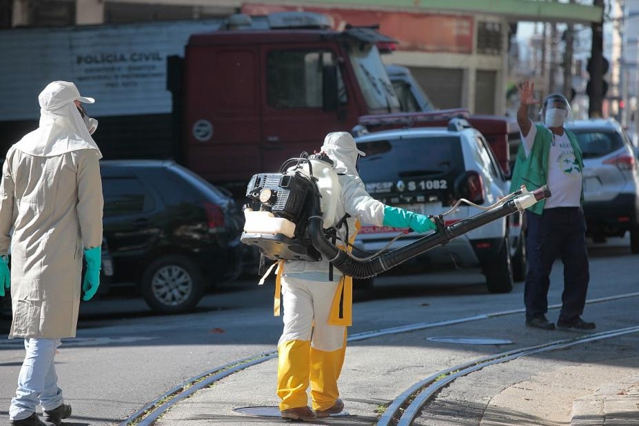 Aplicação de inseticida contra chikungunya em bairro de Santos segue nesta terça-feira