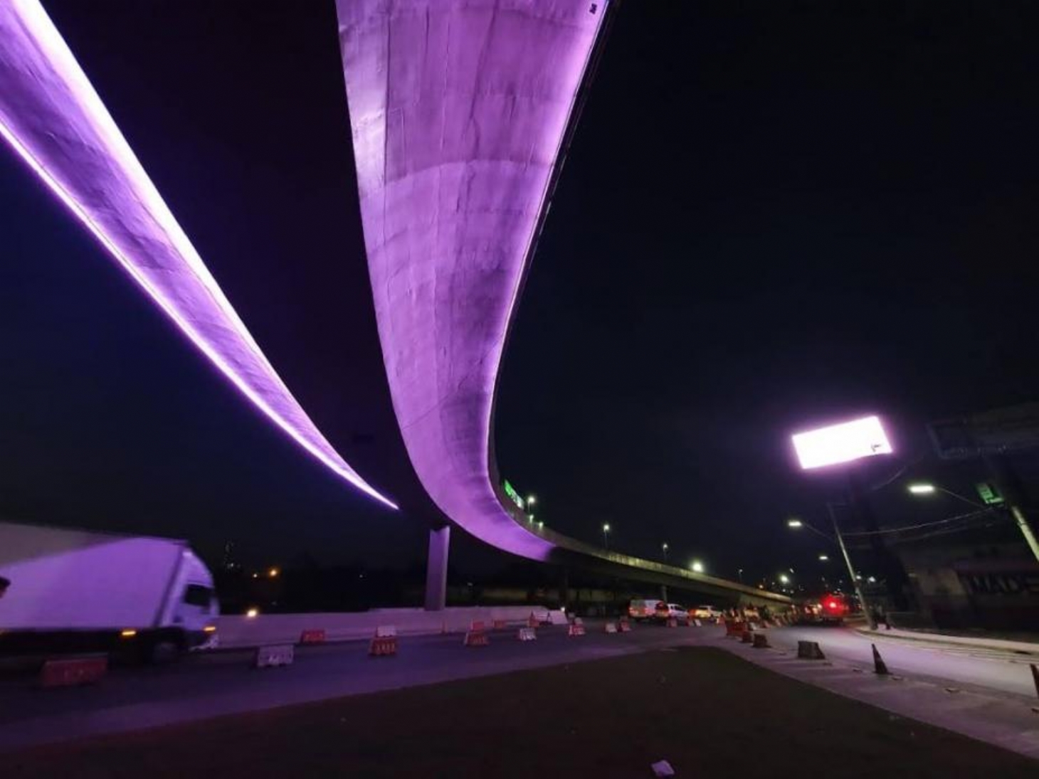 Iluminação de novo viaduto na entrada de Santos reproduzirá diversas cores