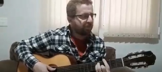 Professor de Santos compõe músicas para motivar alunos na pandemia