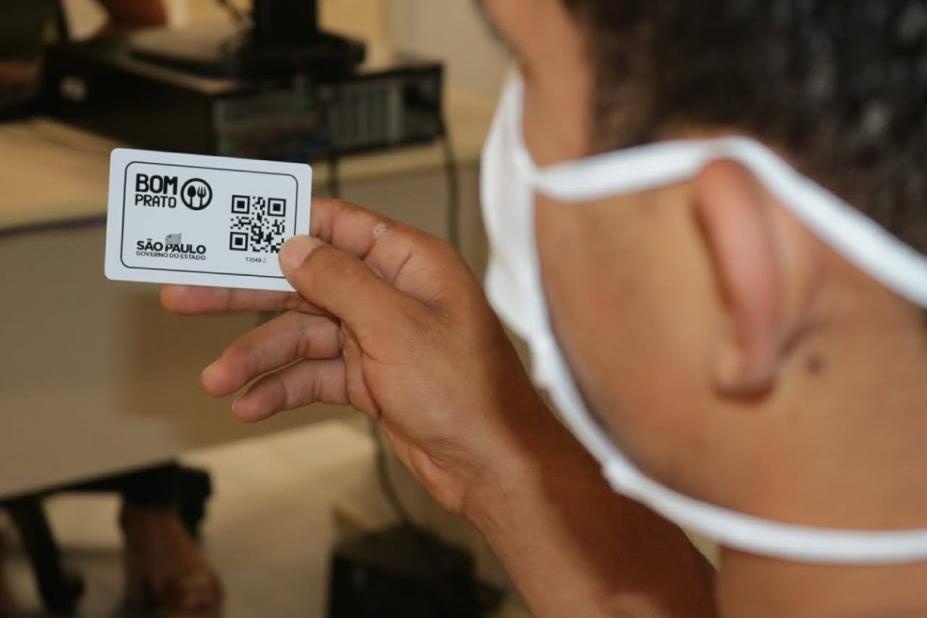 Pessoas em situação de rua recebem cartões para consumo grátis no Bom Prato de Santos