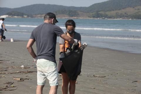 Pesquisa constata redução de bitucas e canudos nas praias de Santos | Jornal da Orla
