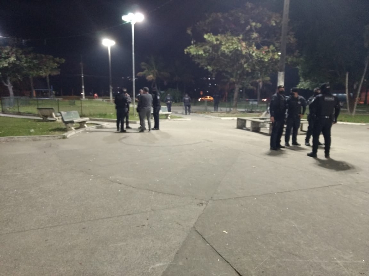 Guarujá realiza operação para conter aglomeração em praça