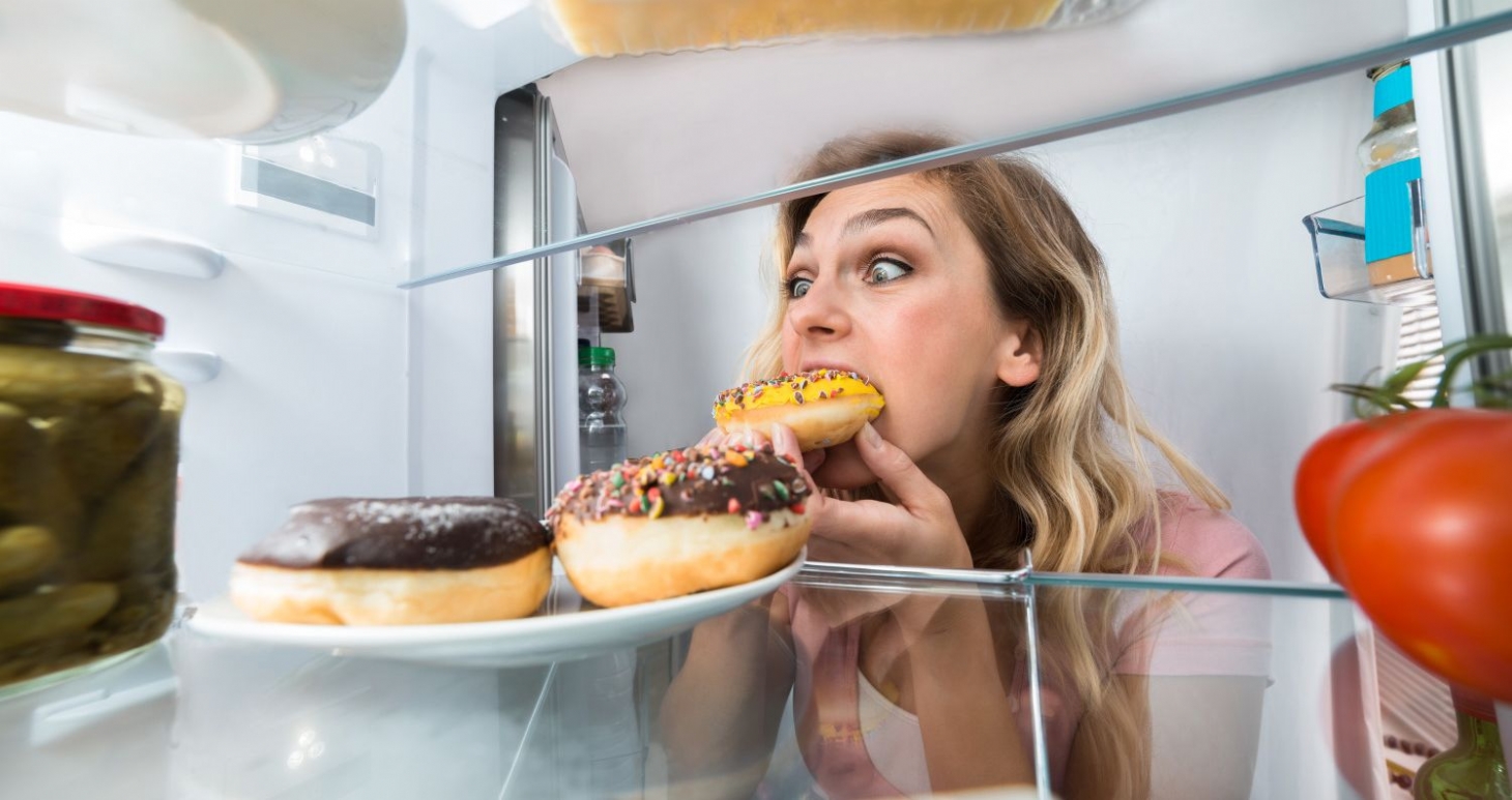 Corpo e mente: Isolamento social pode desencadear compulsão alimentar | Jornal da Orla