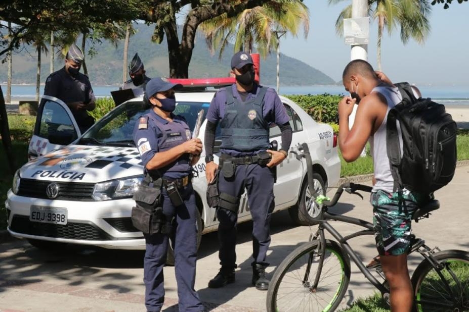 Força-tarefa intensificará fiscalização na praia de Santos neste fim de semana