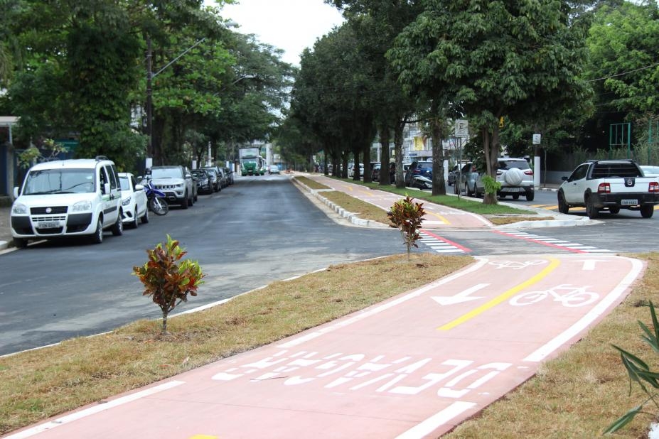 Avenida na Ponta da Praia ganha ciclovia, acessibilidade e nova pavimentação
