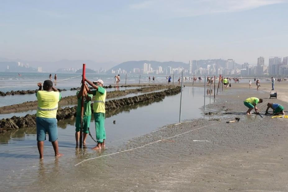 Destroços de embarcação emergida em Santos são cercados e vigiados