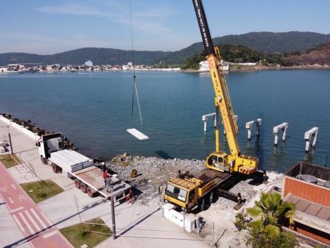 Laje é instalada na área em ampliação do Deck do Pescador de Santos