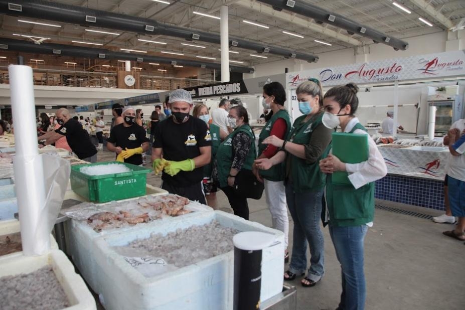 Vigilância Sanitária fiscaliza boxes do Novo Mercado de Peixes de Santos