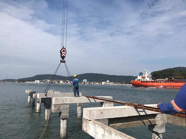 Instaladas todas as vigas na recuperação do Deck do Pescador de Santos | Jornal da Orla