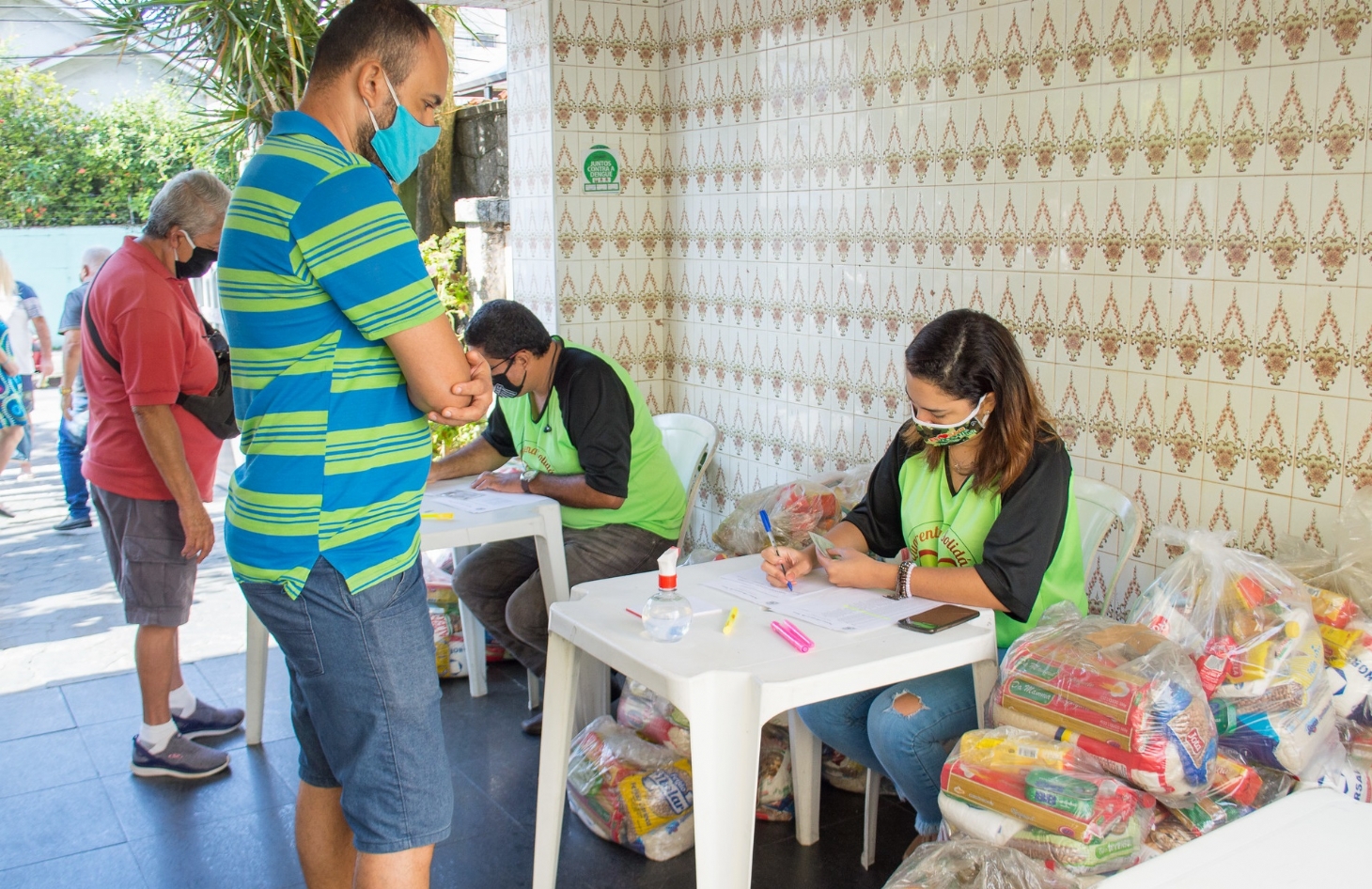 Ação entrega kits de alimentos para motoristas escolares e de aplicativos em SV | Jornal da Orla
