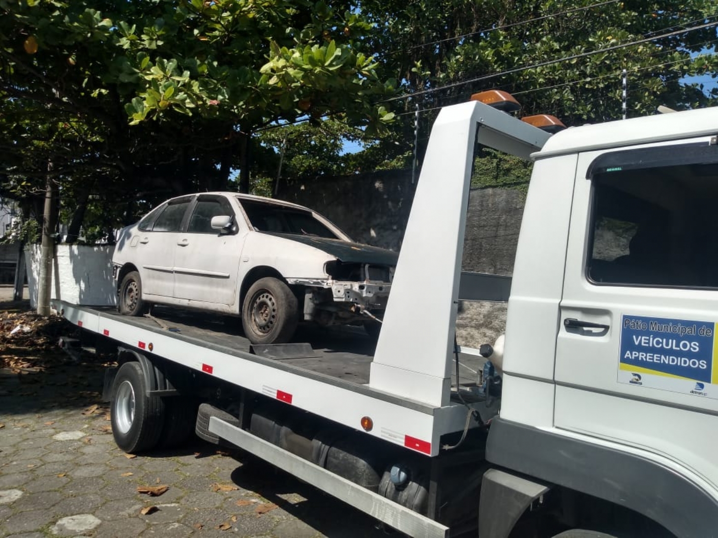 Mais de 250 veículos abandonados foram retirados das ruas de Guarujá