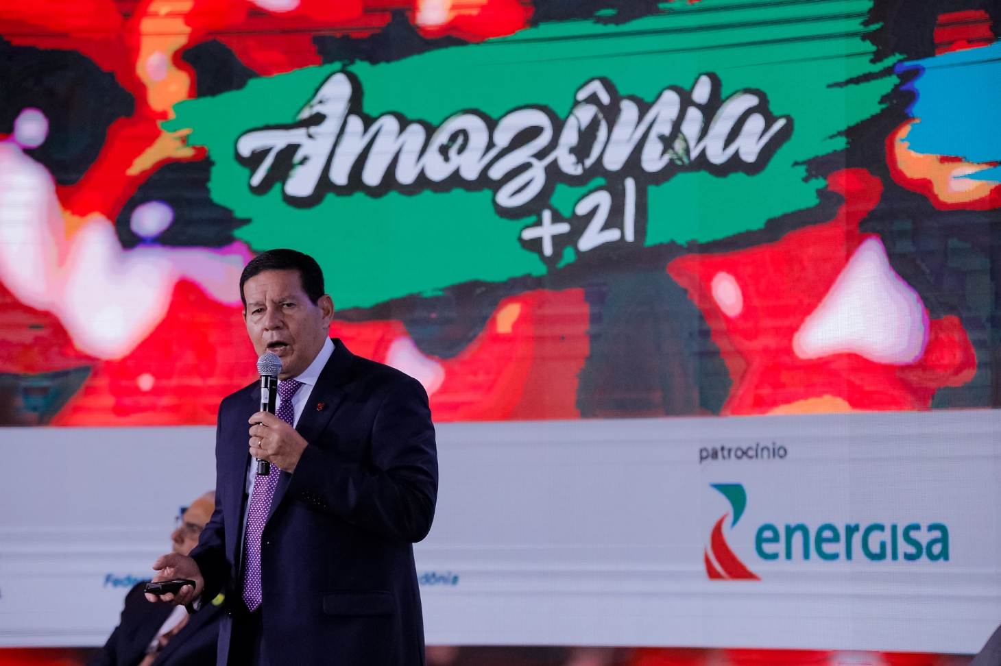 Mourão defende aprimoramento e manutenção do auxílio emergencial