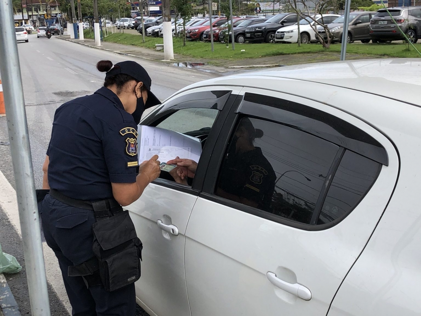 Mais de 900 veículos foram impedidos de entrar em Guarujá no final de semana